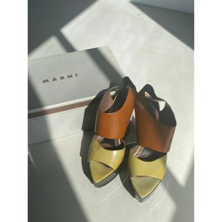 マルニ(Marni)のMARNI エナメルサンダル(サンダル)