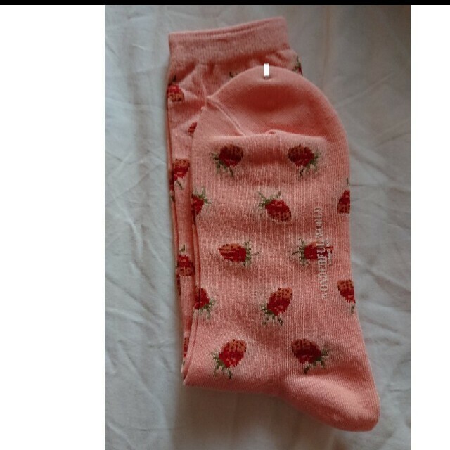 ピンクハウスグループ・イチゴ柄靴下 レディースのレッグウェア(ソックス)の商品写真