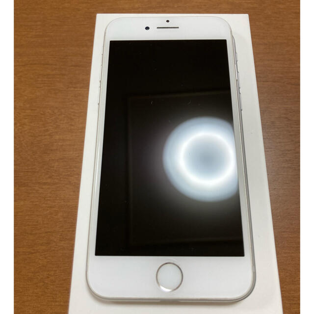 Apple(アップル)のiPhone7 シルバー　128GB スマホ/家電/カメラのスマートフォン/携帯電話(スマートフォン本体)の商品写真