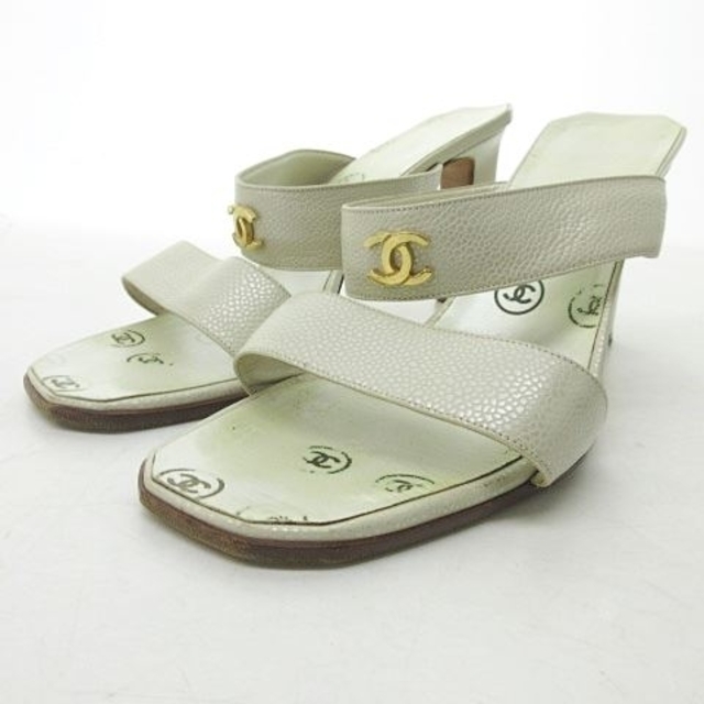 CHANEL(シャネル)のシャネル サンダル ミュール レザー ココマーク ホワイト 白 38.5 24 レディースの靴/シューズ(サンダル)の商品写真