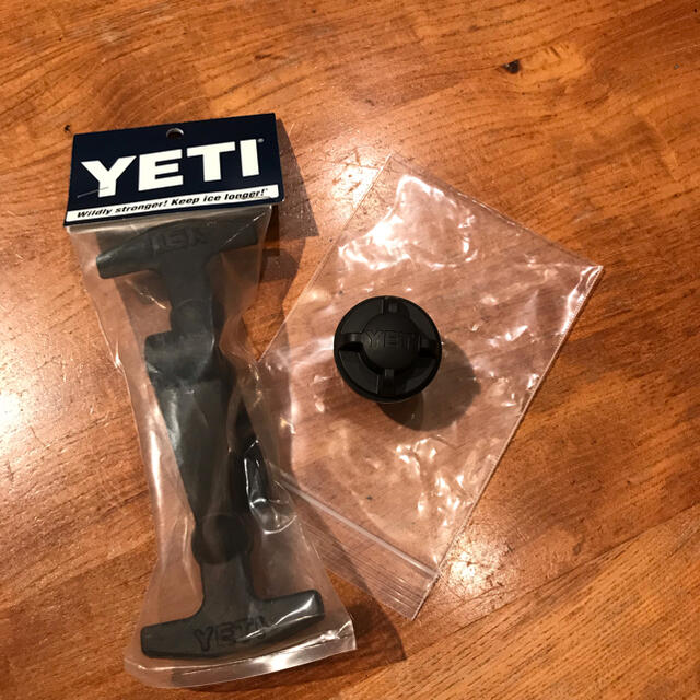 YETI ROADIE TUNDRA 純正 ラッチ × 純正 ドレインプラグ　 スポーツ/アウトドアのアウトドア(その他)の商品写真