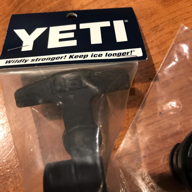 YETI ROADIE TUNDRA 純正 ラッチ × 純正 ドレインプラグ　 スポーツ/アウトドアのアウトドア(その他)の商品写真