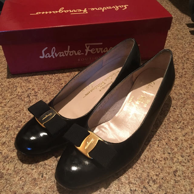 Salvatore Ferragamo(サルヴァトーレフェラガモ)のFerragamo フェラガモ リボン パンプス 6 1/2 C レディースの靴/シューズ(ハイヒール/パンプス)の商品写真