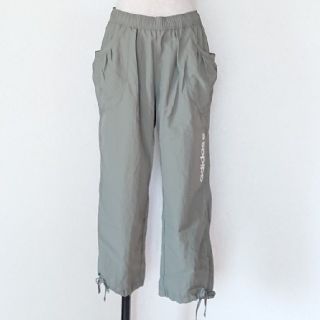 アディダス(adidas)のadidas 縦ﾛｺﾞﾍﾟｲﾝﾄﾅｲﾛﾝｸﾛｯﾌﾟﾄﾞﾊﾟﾝﾂ ﾗｲﾄｶｰｷ新品(クロップドパンツ)