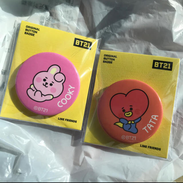 防弾少年団(BTS)(ボウダンショウネンダン)のBTS 缶バッジ　bt21 COOKY TATA エンタメ/ホビーのタレントグッズ(アイドルグッズ)の商品写真