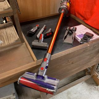 ダイソン(Dyson)のダイソンv１０fluffy(美品)(掃除機)