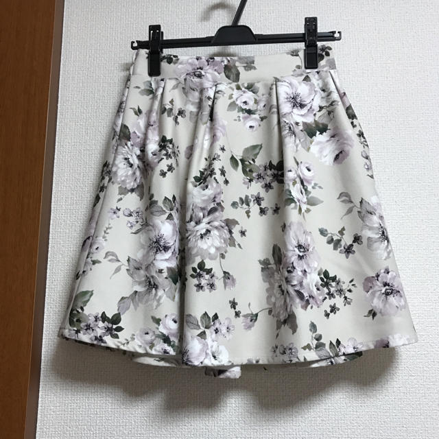 allamanda(アラマンダ)のアラマンダ 花柄スカート グレー レディースのスカート(ひざ丈スカート)の商品写真