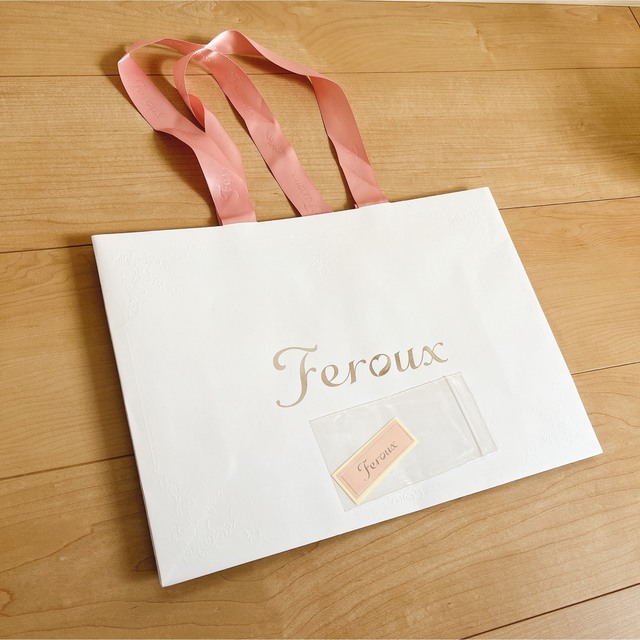 Feroux(フェルゥ)のFeroux チャーム付きプリティバック  レディースのバッグ(ハンドバッグ)の商品写真