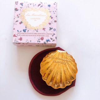 レメルヴェイユーズラデュレ(Les Merveilleuses LADUREE)のレ・メルヴェイユーズ ラデュレ　リミテッド エディション パウダーケース　新品(フェイスパウダー)