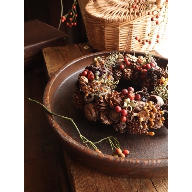 秋支度。ごろっと木の実のリース。ドライフラワーリース。ハロウィンリース。赤い実 ハンドメイドのフラワー/ガーデン(リース)の商品写真