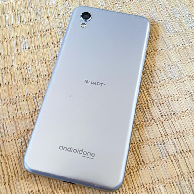 Android One(アンドロイドワン)のSHARP シャープ　Android one シルバー　スマホ　本体 スマホ/家電/カメラのスマートフォン/携帯電話(スマートフォン本体)の商品写真