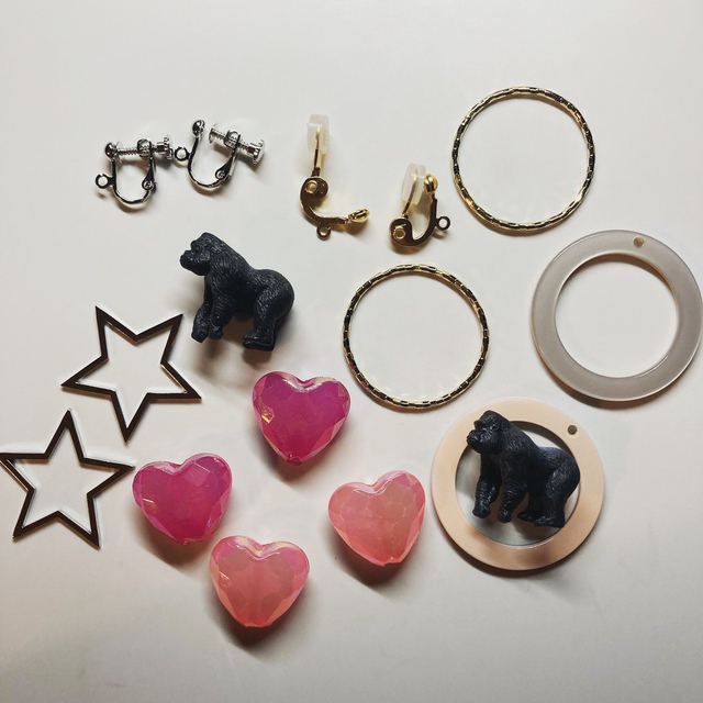 WEGO(ウィゴー)の犬 ゆめかわ イエロー ビジュービーズ ピアス / イヤリング ハンドメイドのアクセサリー(ピアス)の商品写真