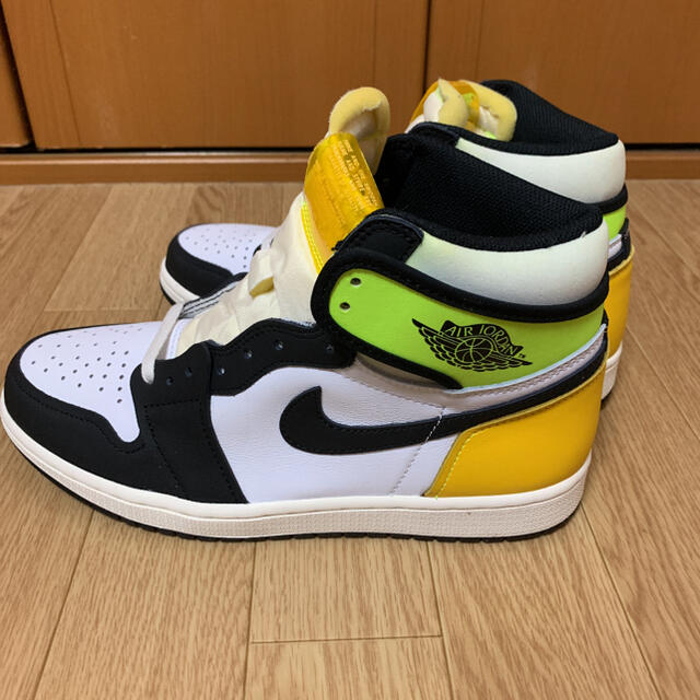 NIKE(ナイキ)のNIKE AIR JORDAN 1 HIGH OG VOLT GOLD メンズの靴/シューズ(スニーカー)の商品写真