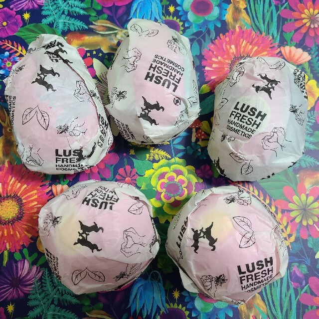 LUSH(ラッシュ)のLUSHラッシュ入浴剤バスボム限定バスソルト廃盤イースターフラミンゴエッグ卵 コスメ/美容のボディケア(入浴剤/バスソルト)の商品写真