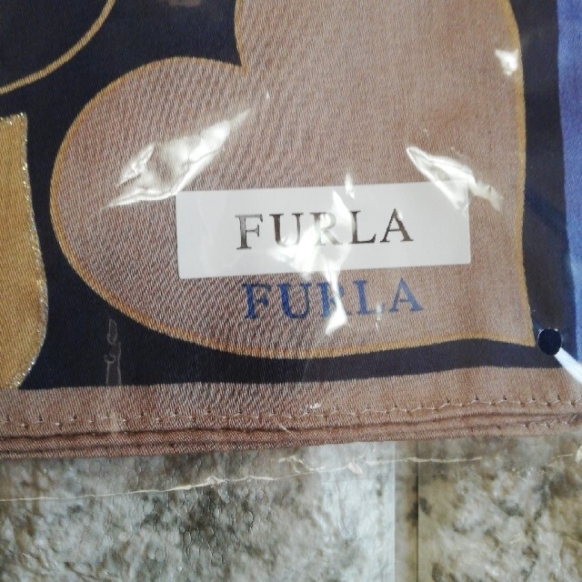 Furla(フルラ)の新品未使用　シール付　フルラ　FURLA　ハンカチーフ レディースのファッション小物(ハンカチ)の商品写真