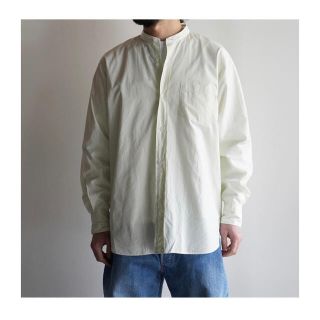 コモリ(COMOLI)のherill バンドカラー　シャツ　(シャツ)