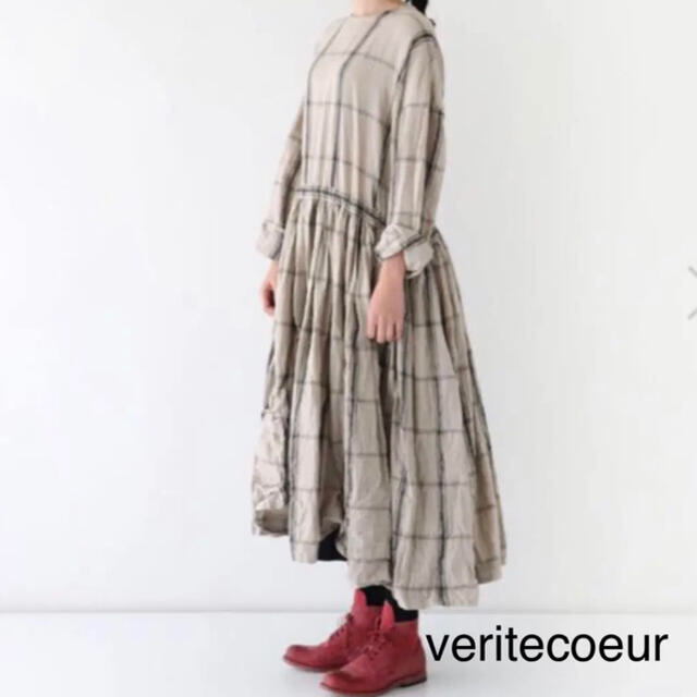 Veritecoeur(ヴェリテクール)のveritecoeur 新品未使用オンライン限定リネンタックギャザーワンピース レディースのワンピース(ロングワンピース/マキシワンピース)の商品写真