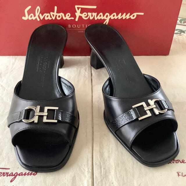 Salvatore Ferragamo(サルヴァトーレフェラガモ)の極美品!フェラガモ シルバーガンチーニ 極上カーフ 24~24.5㎝ レディースの靴/シューズ(サンダル)の商品写真