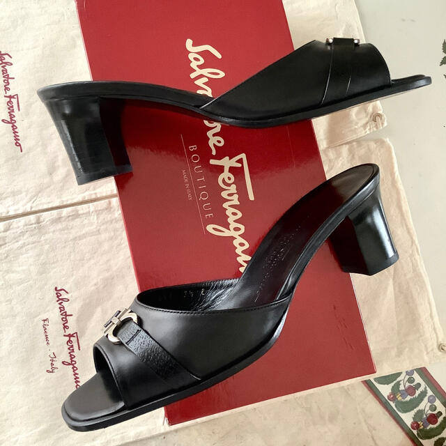 Salvatore Ferragamo(サルヴァトーレフェラガモ)の極美品!フェラガモ シルバーガンチーニ 極上カーフ 24~24.5㎝ レディースの靴/シューズ(サンダル)の商品写真