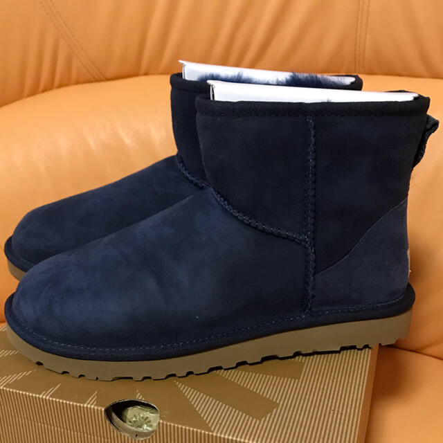 UGG(アグ)のUGGクラシックミニ　24cm新品未使用 レディースの靴/シューズ(ブーツ)の商品写真