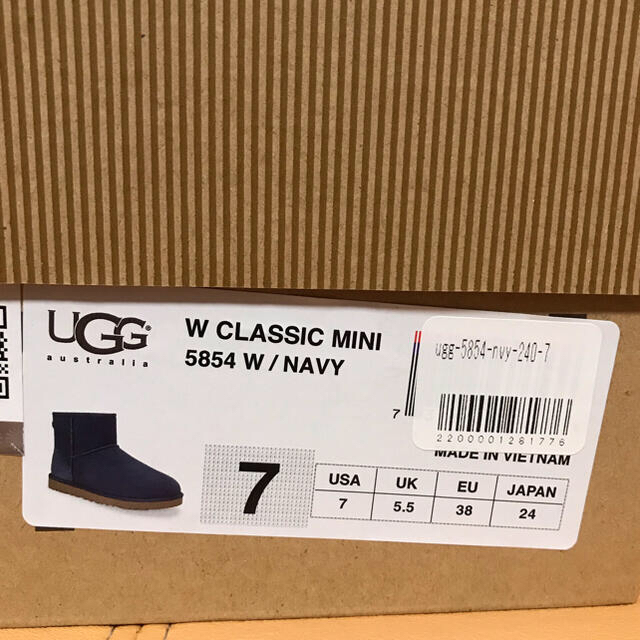 UGG(アグ)のUGGクラシックミニ　24cm新品未使用 レディースの靴/シューズ(ブーツ)の商品写真