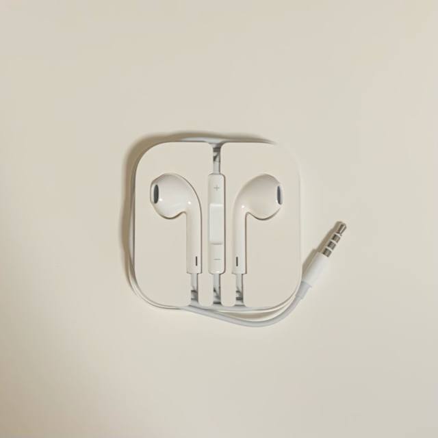 Apple(アップル)の【Apple】 純正イヤホン(ジャック型) スマホ/家電/カメラのオーディオ機器(ヘッドフォン/イヤフォン)の商品写真