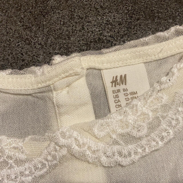 H&M(エイチアンドエム)のH&M*ベビー・キッズ*シアーブラウス*ホワイト*86 キッズ/ベビー/マタニティのキッズ服女の子用(90cm~)(ブラウス)の商品写真