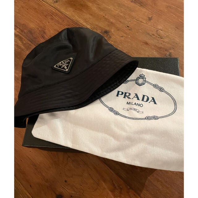 PRADA(プラダ)のPRADA プラダ　バケットハットM ブラック レディースの帽子(ハット)の商品写真