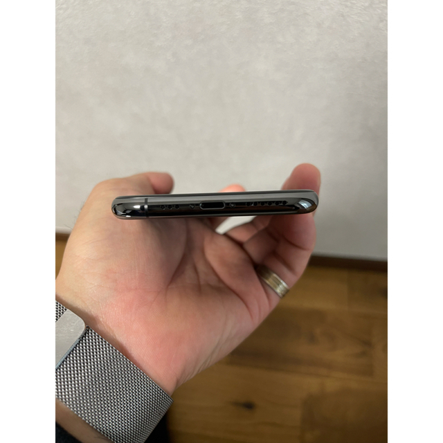 iPhone(アイフォーン)のiPhone 11 Pro スペースグレイ 256 GB au スマホ/家電/カメラのスマートフォン/携帯電話(スマートフォン本体)の商品写真