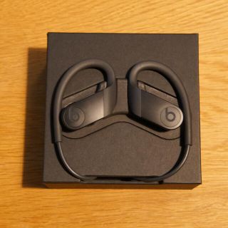 アップル(Apple)のPowerbeats ブラック(ストラップ/イヤホンジャック)