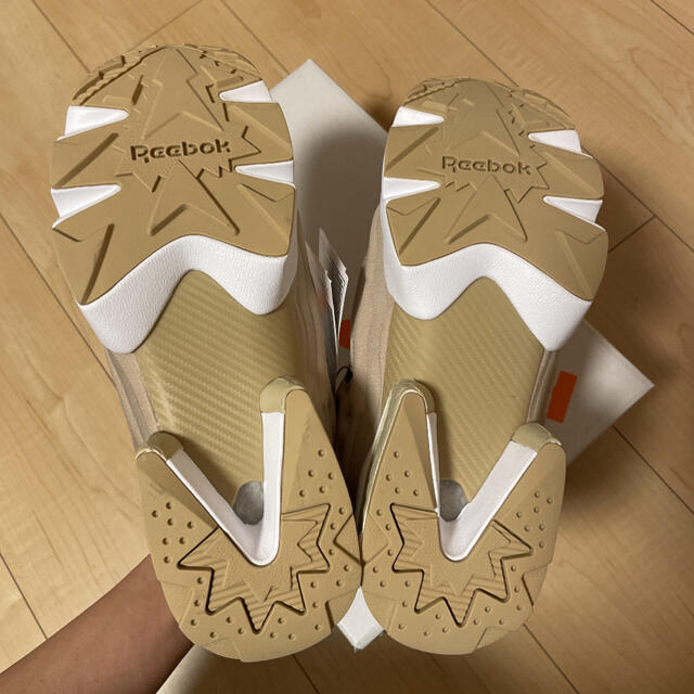 Reebok(リーボック)のおはぎ様専用　reebok リーボック　ベージュ　ポンプフューリー　25.5 メンズの靴/シューズ(スニーカー)の商品写真