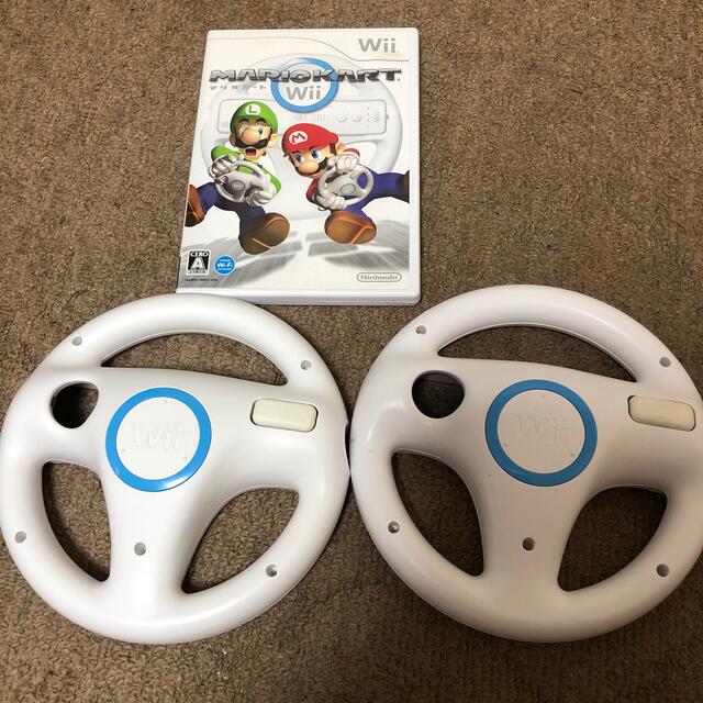 Wii(ウィー)のマリオカートwii ハンドル２個 エンタメ/ホビーのゲームソフト/ゲーム機本体(家庭用ゲームソフト)の商品写真