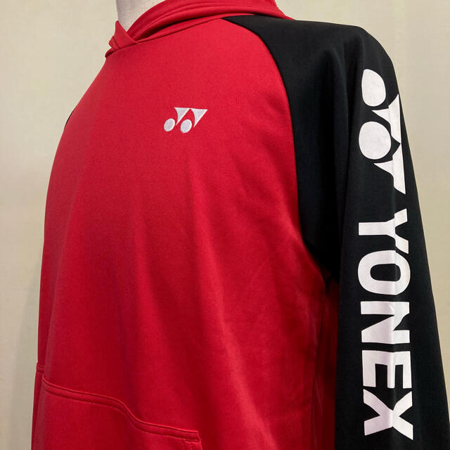 YONEX(ヨネックス)のヨネックス プルオーバー パーカー 裏起毛 ブラック×レッド Mサイズ メンズのトップス(パーカー)の商品写真