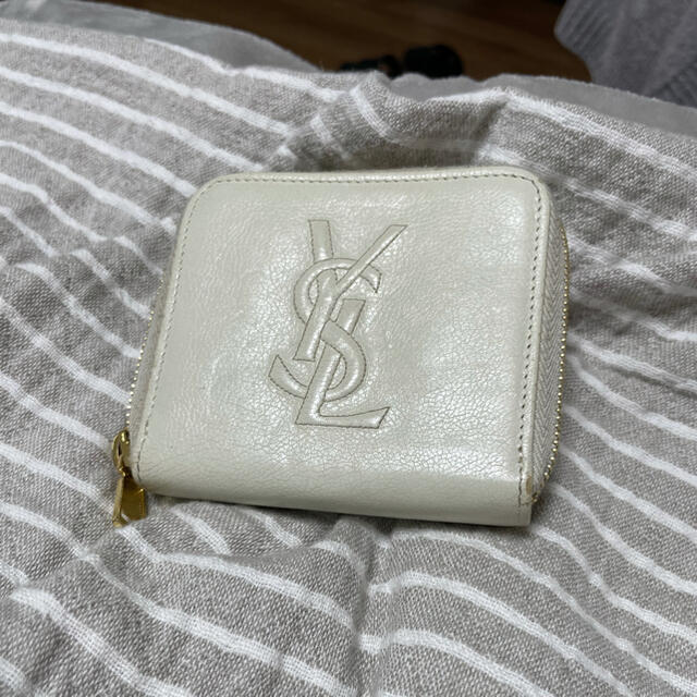 Yves Saint Laurent Beaute(イヴサンローランボーテ)の【！最終値下げ！】YSL イヴ・サンローラン　折り財布　白色 レディースのファッション小物(財布)の商品写真