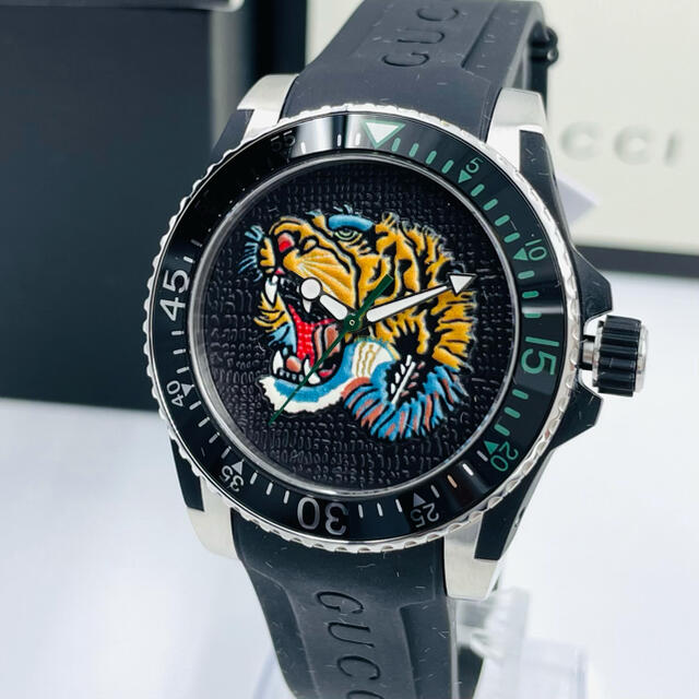 Gucci(グッチ)の超美品Gucci Dive Black Tigerブラックタイガーメンズ腕時計 メンズの時計(ラバーベルト)の商品写真