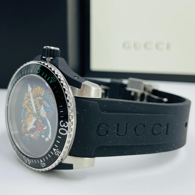 Gucci(グッチ)の超美品Gucci Dive Black Tigerブラックタイガーメンズ腕時計 メンズの時計(ラバーベルト)の商品写真