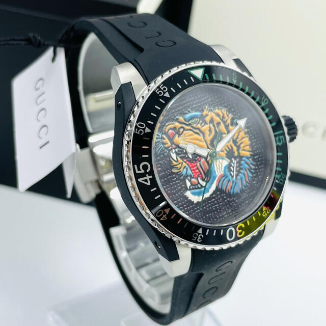 Gucci(グッチ)の超美品Gucci Dive Black Tigerブラックタイガーメンズ腕時計 メンズの時計(ラバーベルト)の商品写真