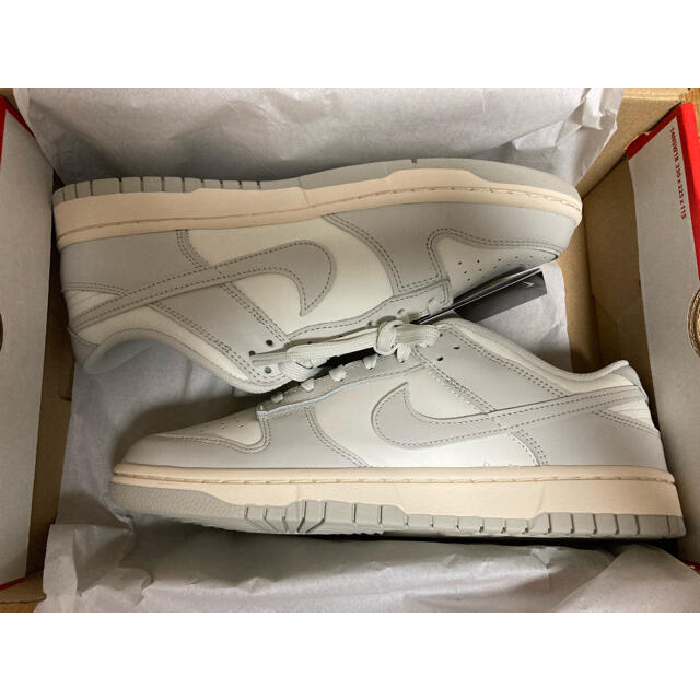 NIKE(ナイキ)の希少サイズ 即発送 NIKE WMNS DUNK LOW Light Bone メンズの靴/シューズ(スニーカー)の商品写真