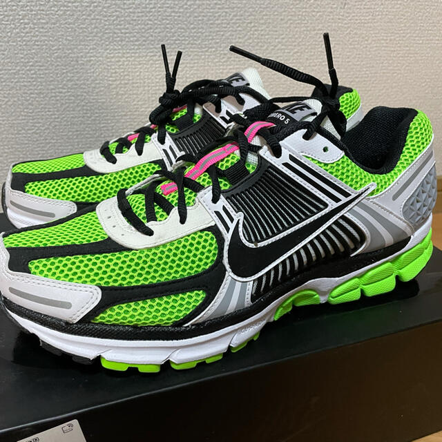 NIKE(ナイキ)のNIKE ZOOM VOMERO 5 SE ナイキ ズーム ボメロ 5 28.0 メンズの靴/シューズ(スニーカー)の商品写真