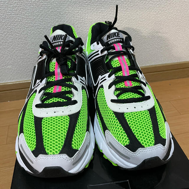 NIKE(ナイキ)のNIKE ZOOM VOMERO 5 SE ナイキ ズーム ボメロ 5 28.0 メンズの靴/シューズ(スニーカー)の商品写真