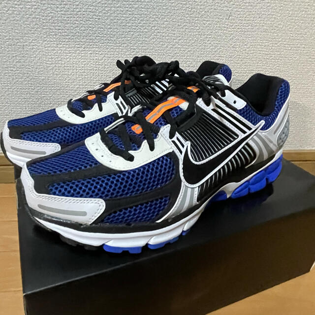 NIKE(ナイキ)のNIKE ZOOM VOMERO 5 SE ナイキ ズーム ボメロ 5 28.0 メンズの靴/シューズ(スニーカー)の商品写真