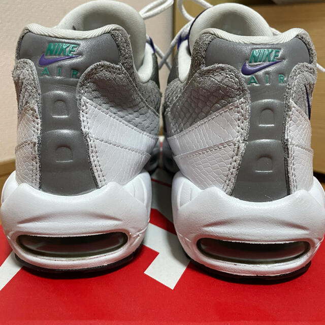 NIKE(ナイキ)のNIKE AIR MAX 95 GRAPE SNAKESKIN 28.0cm メンズの靴/シューズ(スニーカー)の商品写真