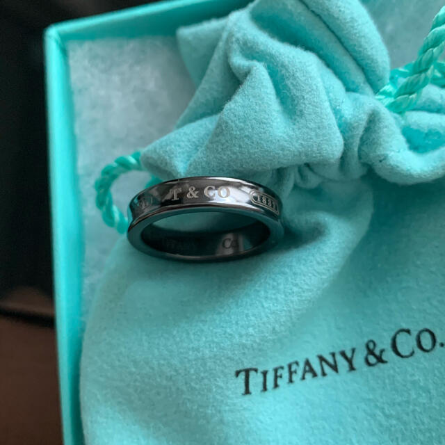 Tiffany& Co.ナローミッドナイトブラックチタンリング 9号 | フリマアプリ ラクマ