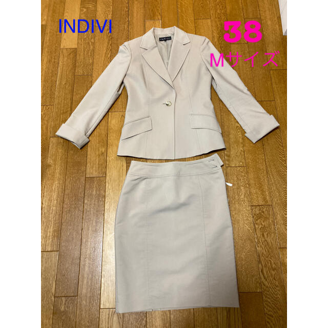 THE SUIT COMPANY(スーツカンパニー)のINDIVI  スーツ　ベージュ　38 Mサイズ レディースのフォーマル/ドレス(スーツ)の商品写真