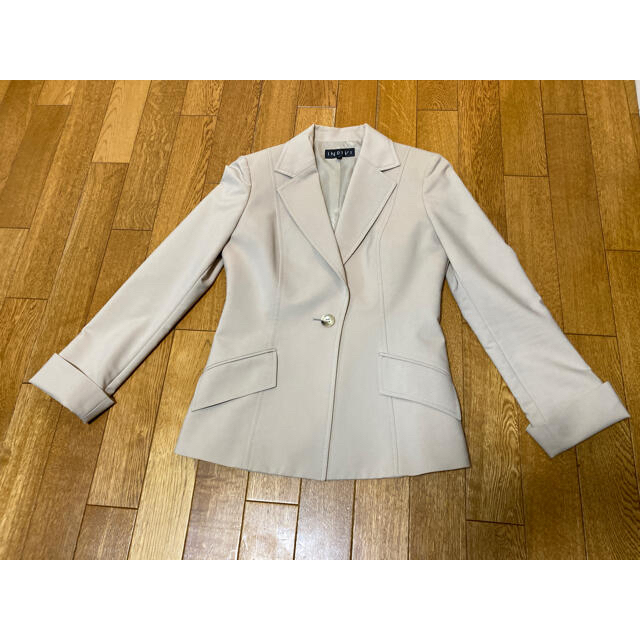 THE SUIT COMPANY(スーツカンパニー)のINDIVI  スーツ　ベージュ　38 Mサイズ レディースのフォーマル/ドレス(スーツ)の商品写真
