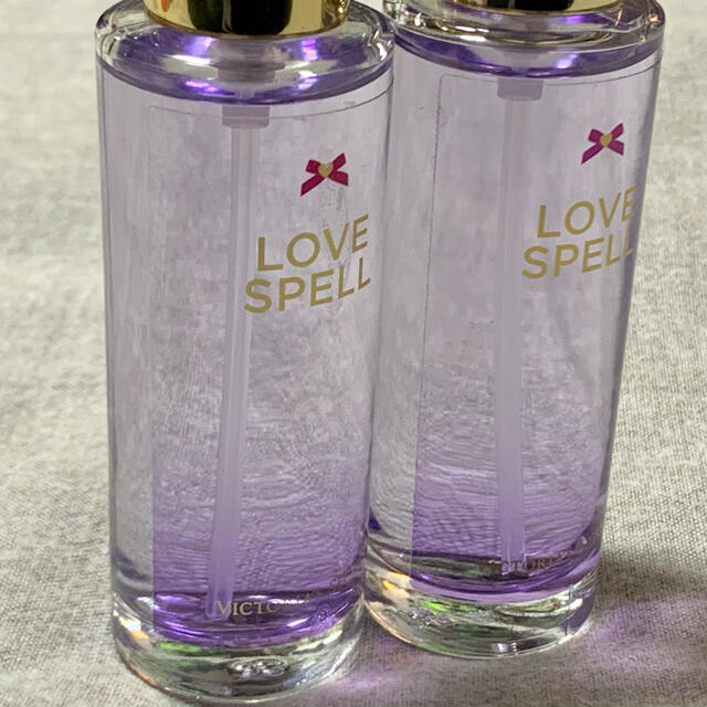 Victoria's Secret(ヴィクトリアズシークレット)のヴィクトリアシークレット LOVE SPELL オードトワレ コスメ/美容の香水(香水(女性用))の商品写真