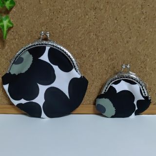 マリメッコ(marimekko)のマリメッコ　お揃いがま口ポーチ(黒)(ポーチ)