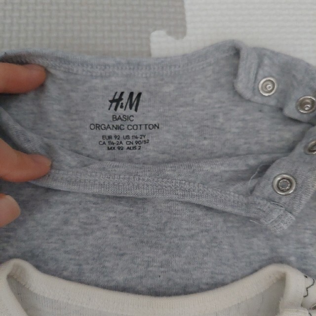 H&M(エイチアンドエム)のH&M90ロンパースタイプ肌着2着セット キッズ/ベビー/マタニティのベビー服(~85cm)(肌着/下着)の商品写真
