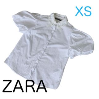 ザラ(ZARA)のZARA フェイクパール付き  シャツ  ホワイト  XS  クリーニング済(シャツ/ブラウス(半袖/袖なし))