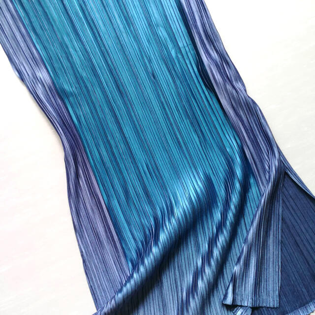 PLEATS PLEASE ISSEY MIYAKE(プリーツプリーズイッセイミヤケ)の未使用タグ付き　プリーツプリーズ　きれい色グラデーションチュニックトップス　3 レディースのトップス(チュニック)の商品写真